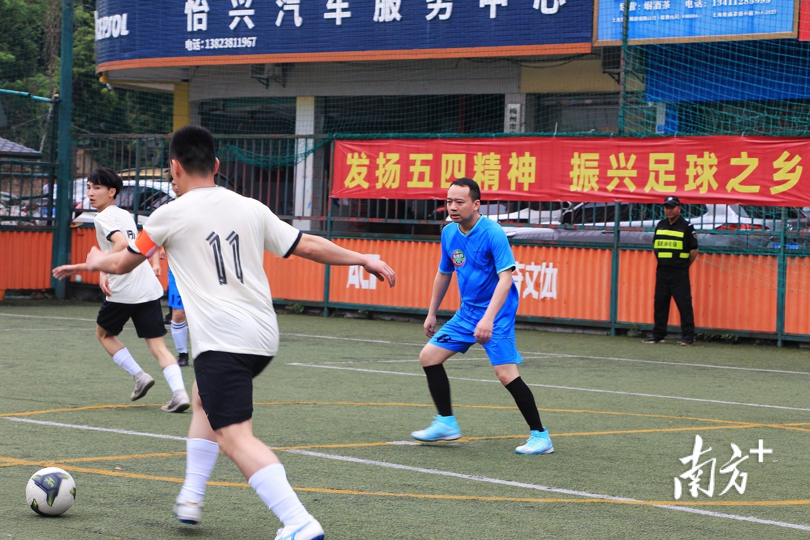 足球赛事大幕拉开，球员们奋力争取胜利权