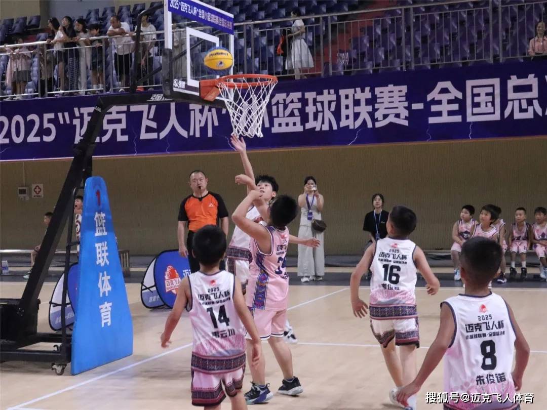 热门球队在国内男子篮球联赛中搏斗争胜