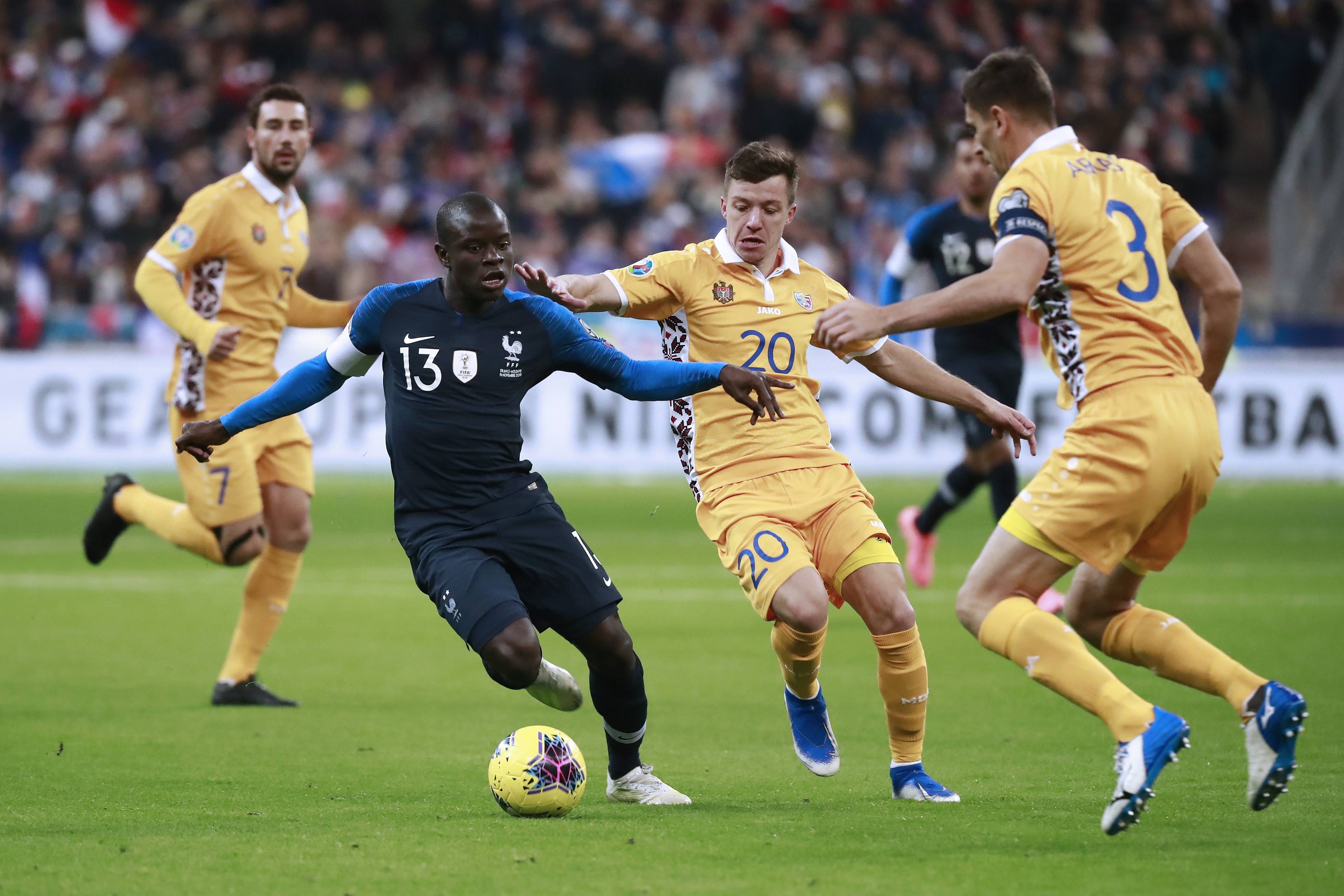 精彩足球赛事中球队实现逆转取胜