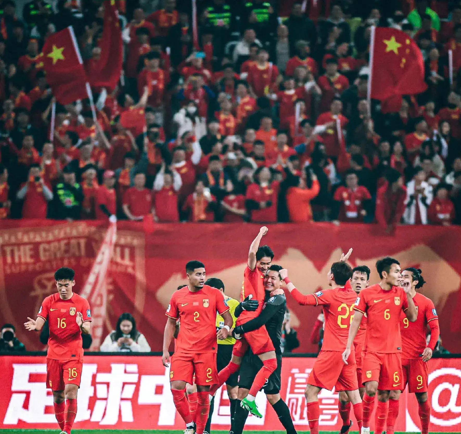 精彩足球赛事中球队实现逆转取胜