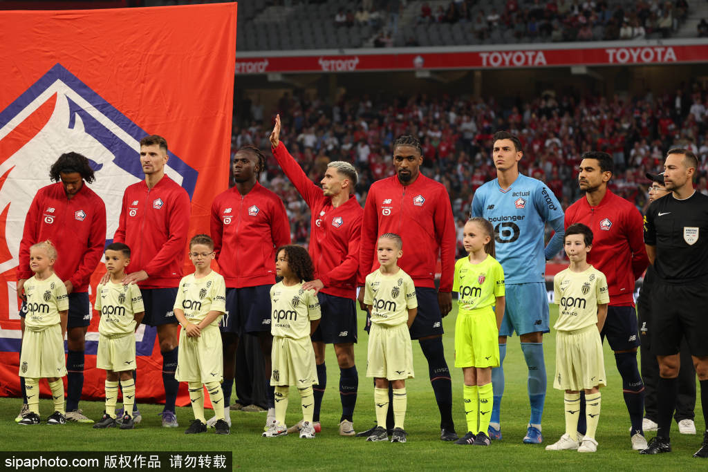 意大利女足全队出征，展现强大实力的简单介绍