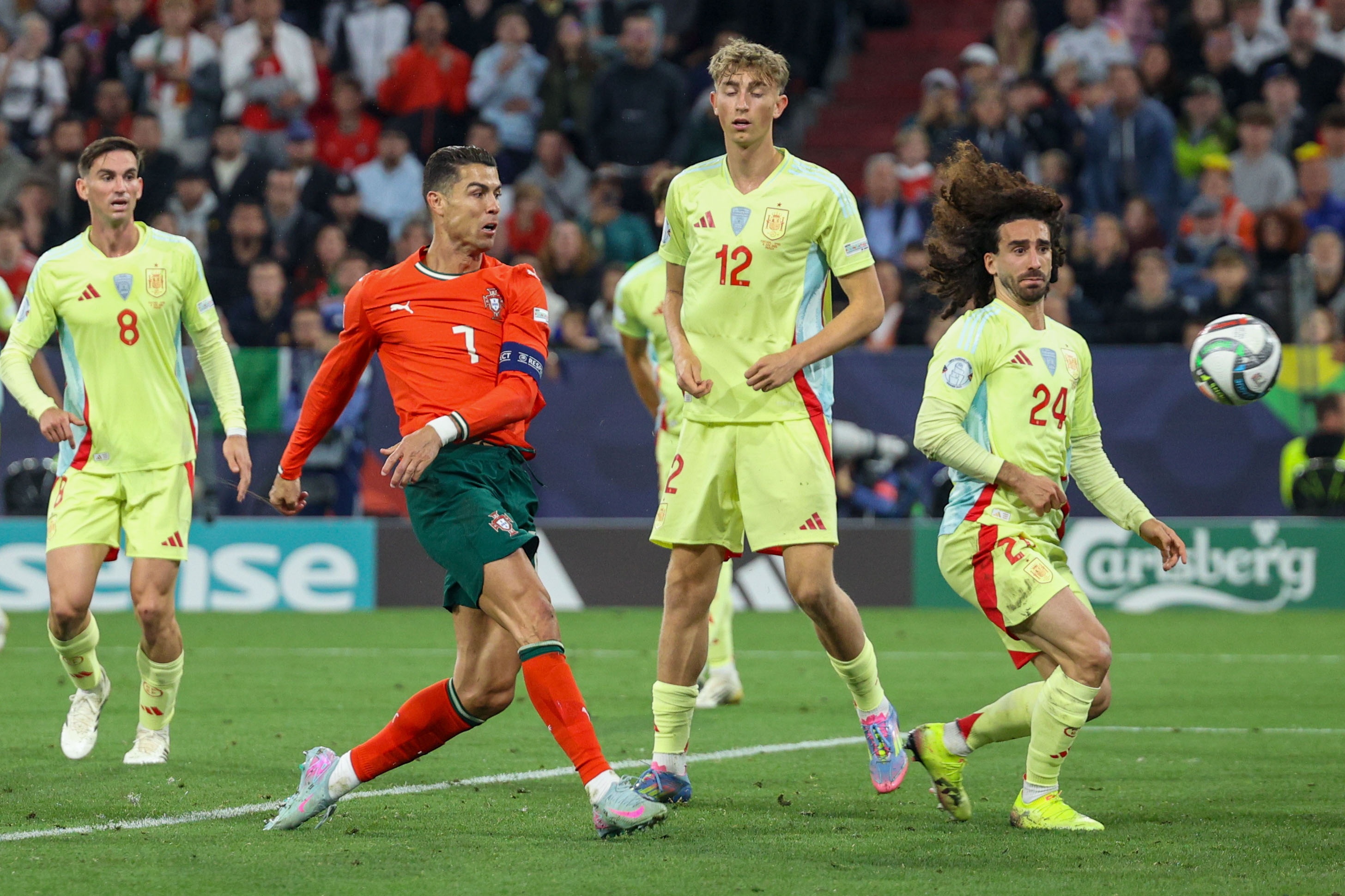 精彩足球盛宴：欧国联比赛赢得球迷喝彩的简单介绍