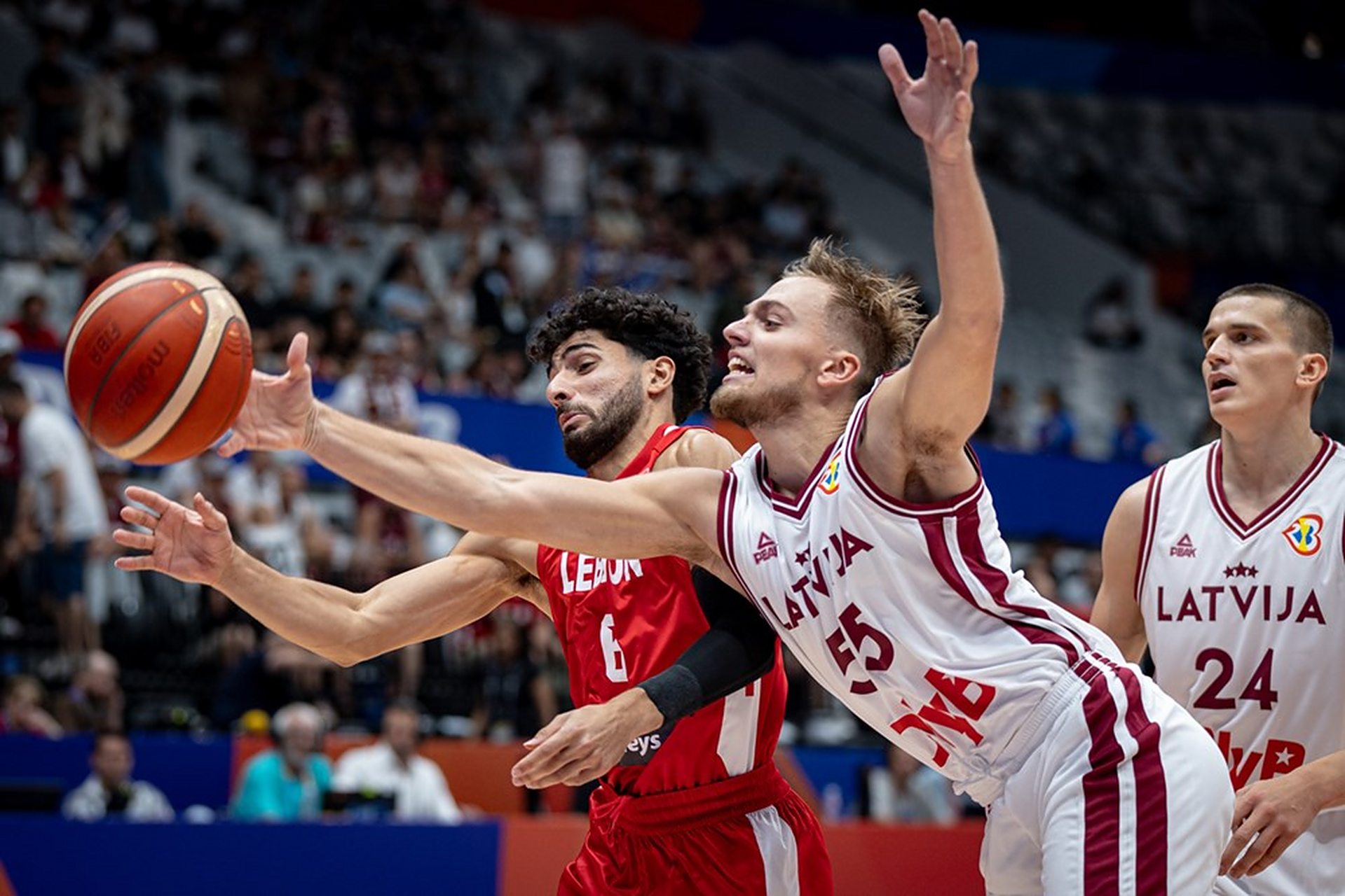 世界杯篮球比赛精彩纷呈,球迷欢欣鼓舞! 世界杯篮球比赛精彩纷呈,球迷欢欣鼓舞!